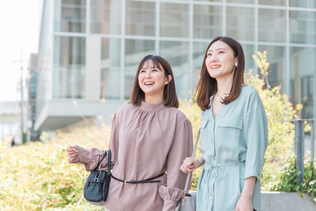 街歩きを楽しむ二人 ― 謎解きの思い出に残るひととき